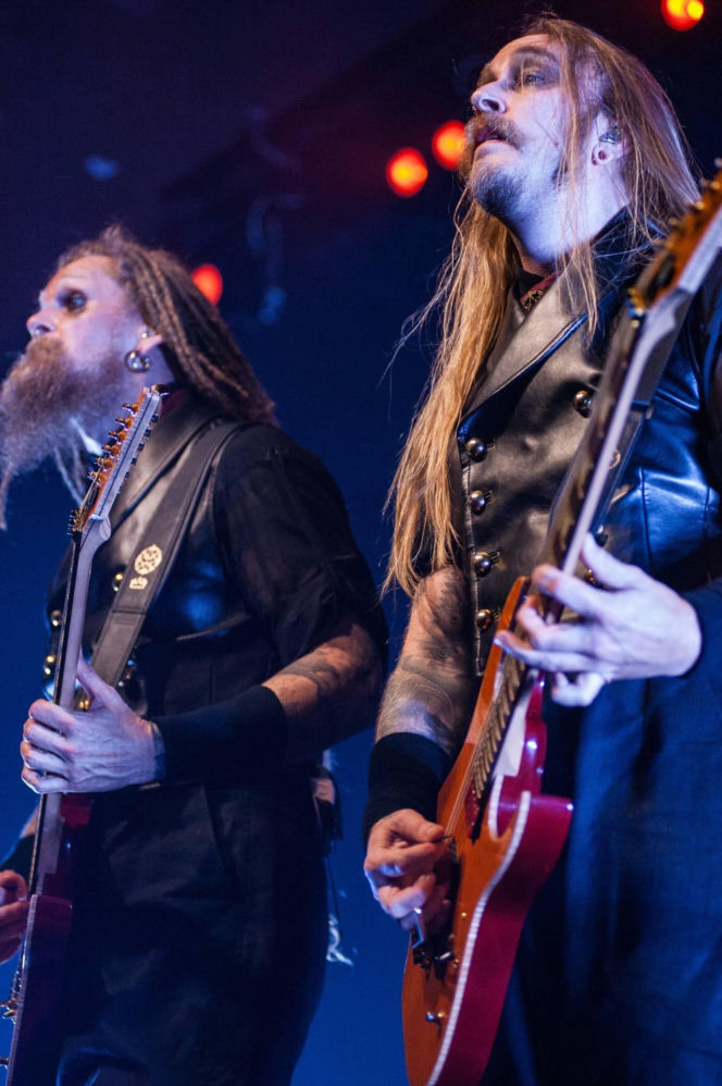 Skrupulatnie wyreżyserowany groteskowy spektakl okraszony nutą surrealizmu – Avatar zawładną Warszawą [RELACJA]