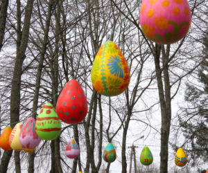Pisankowa aleja w parku miejskim w Lipsku na Podlasiu