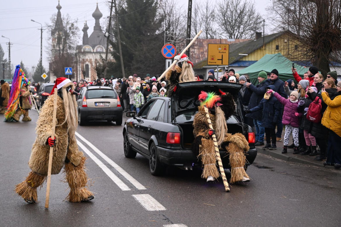 Brodacze żegnają stary rok na ulicach Sławatycz
