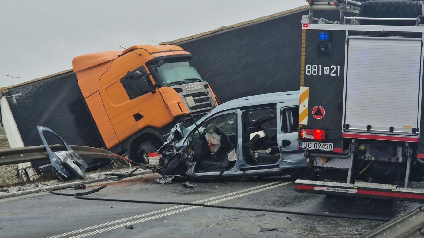 Wypadek w Kołbieli. Tir roztrzaskał osobówkę. Nie żyje jedna osoba