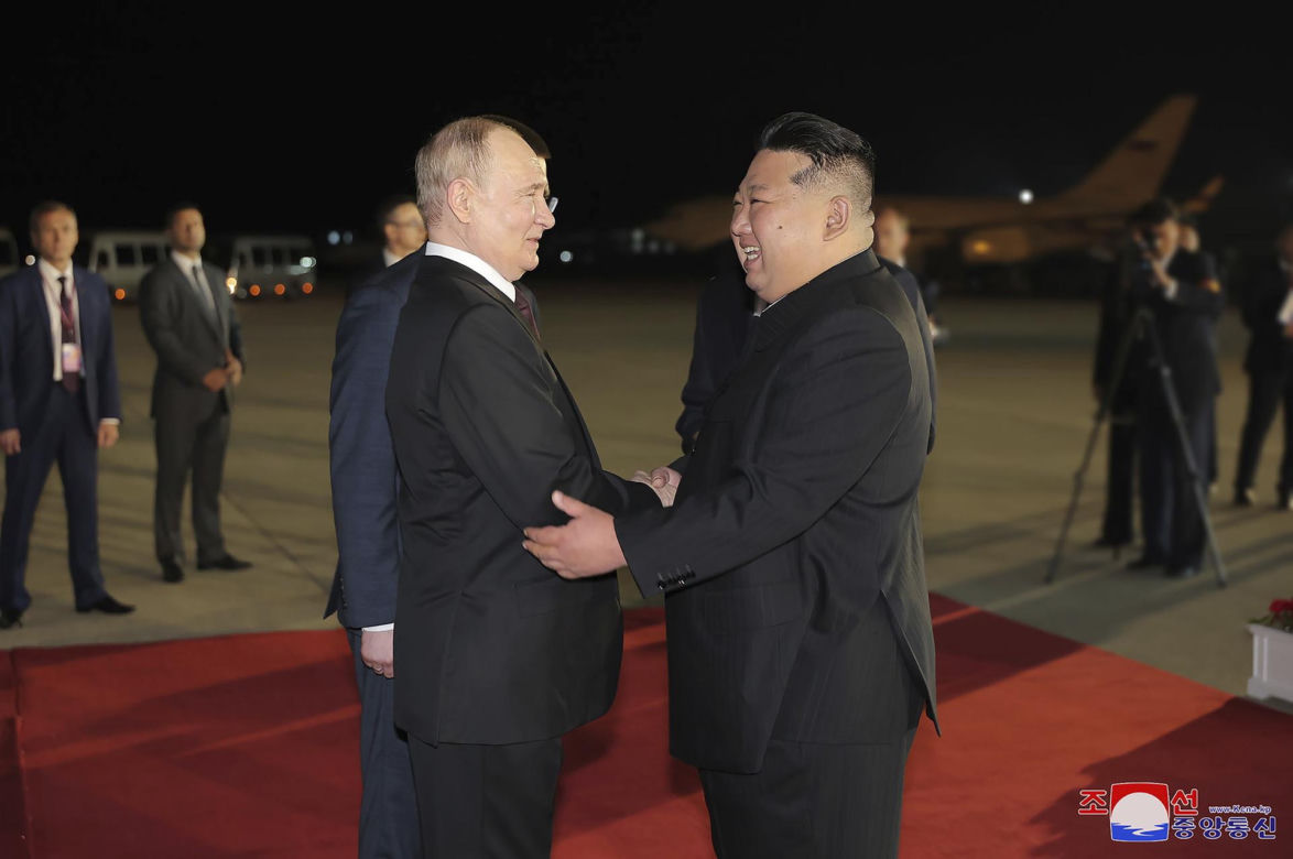 Putin w objęciach Kim Dzong Una! "Przyjacielska pogawędka"