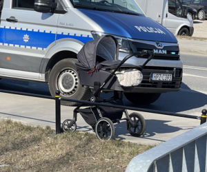 Kierowca seicento huknął w kobietę z wózkiem. Matka i dziecko trafili do szpitala 
