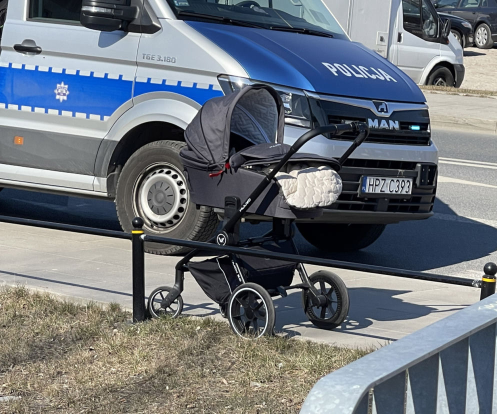Kierowca seicento huknął w kobietę z wózkiem. Matka i dziecko trafili do szpitala 