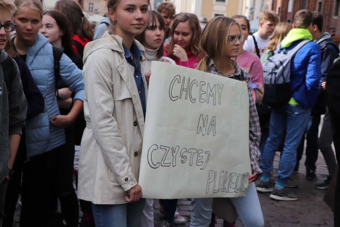 Młodzieżowy Strajk Klimatyczny w Toruniu. Protestowali przeciwko rządowi i korporacjom