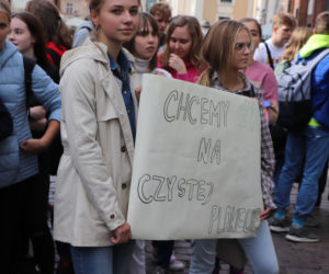 Młodzieżowy Strajk Klimatyczny w Toruniu. Protestowali przeciwko rządowi i korporacjom