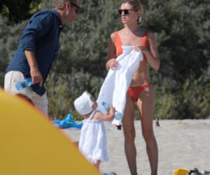 Kasia Tusk w bikini na plaży z rodziną
