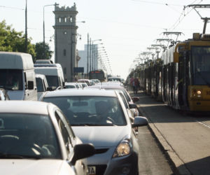 Więcej tramwajów most Poniatowskiego nie udźwignie 