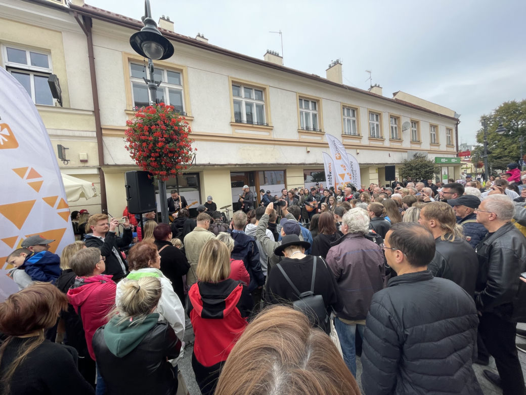 Rzeszowianie zagrali i zaśpiewali "Kiedy byłem małym chłopcem" przy pomniku Tadeusza Nalepy	