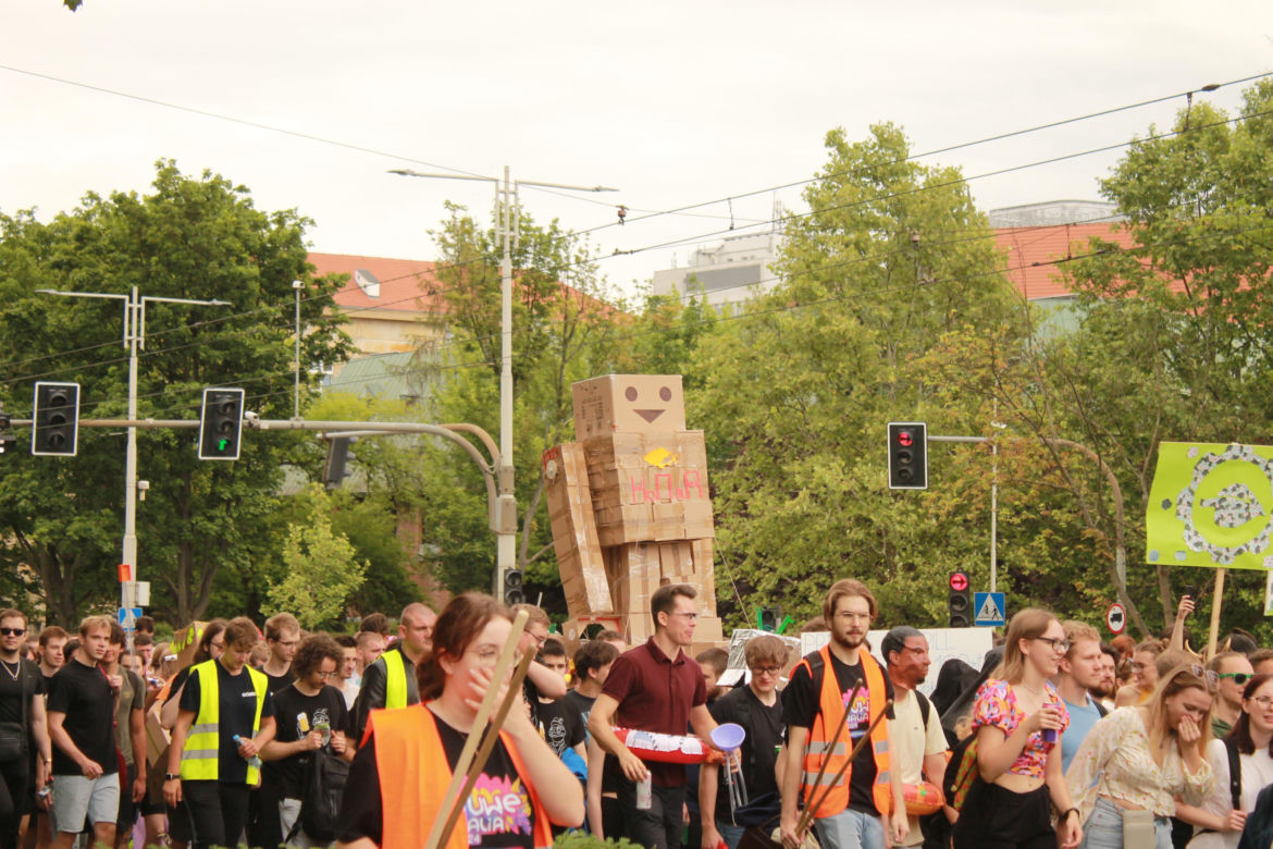 Studenci opanowali Wrocław. Pochód juwenaliowy przeszedł ulicami miasta. Było śpiewająco! [ZDJĘCIA]