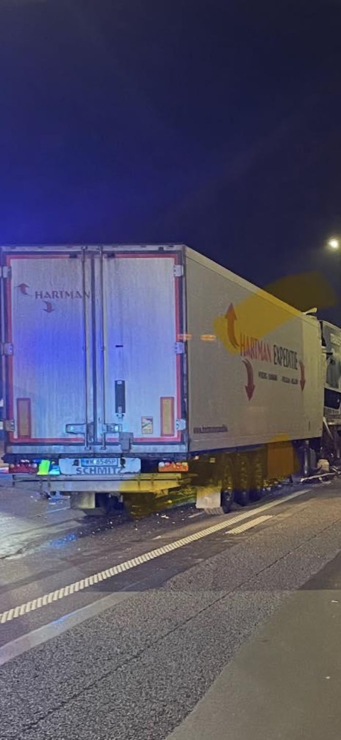 Dramat pod Antwerpią. Polska ciężarówka wbiła się w auta stojące w korku. Kierowcy walczą o życie w szpitalu