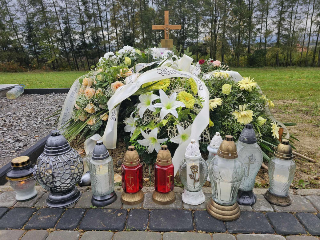 Policjant zginął od strzału w głowę. grób Roberta [GALERIA]