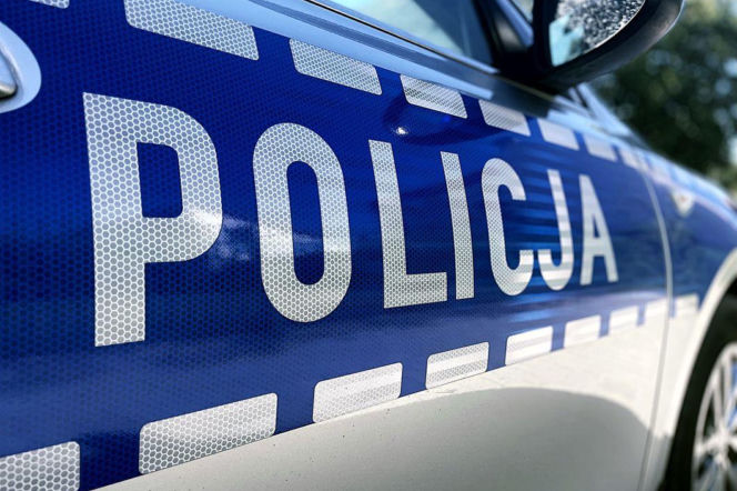 Fragment boku radiowozu z napisem Policja. O akcji poszukiwawczej w Suwałkach przeczytasz na SE Białystok.