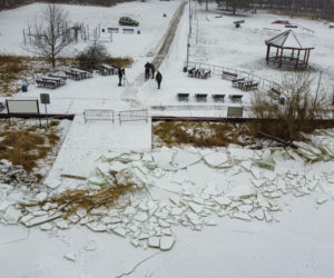 Promenada w Trzebieży zniszczona przez lód