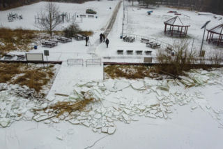 Promenada w Trzebieży zniszczona przez lód