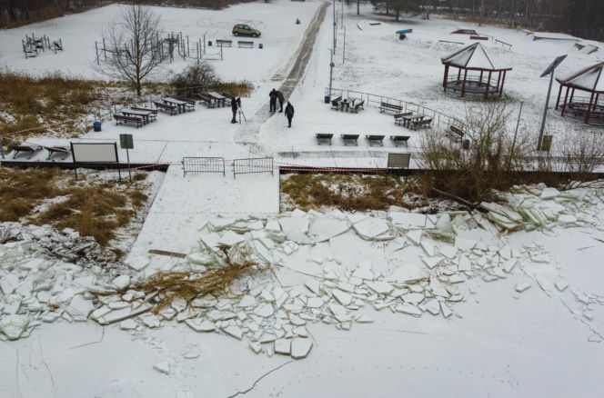 Promenada w Trzebieży zniszczona przez lód