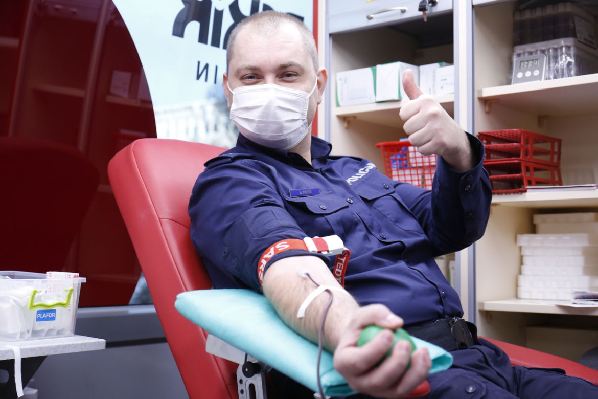 Akcja krwiodawstwa przed komendą wojewódzką. Policjanci oddali blisko 10 litrów krwi! 