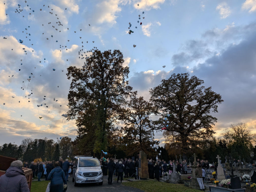 Grób Miecia utonął w białych kwiatach