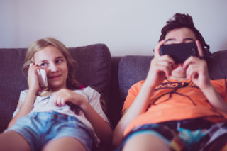 FOMO u dzieci: 5 sygnałów, że twoje dziecko jest uzależnione od sieci