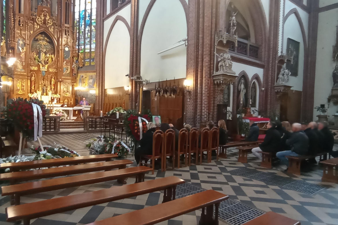  Pożegnali zastrzelonego Norberta z Żyrardowa. Wieńce przykryły jego grób