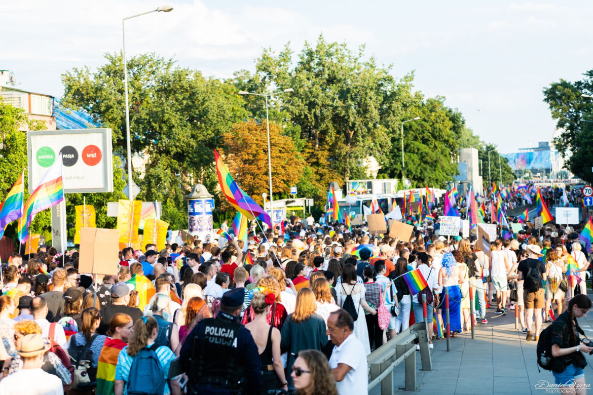 Marsz Równości w Krakowie - tłumy na wydarzeniu pod hasłem "Zaczerpnąć tchu".