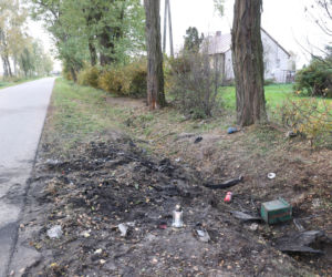 Cała okolica płacze po wypadku w Romanowie! Morze kwiatów przykryło trumny