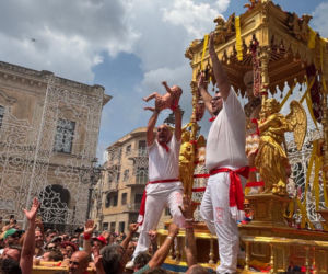 Huk, ogień i deszcz kolorowych wstęg. Niezwykłe „wyjście” św. Sebastiana w Palazzolo Acreide na Sycylii