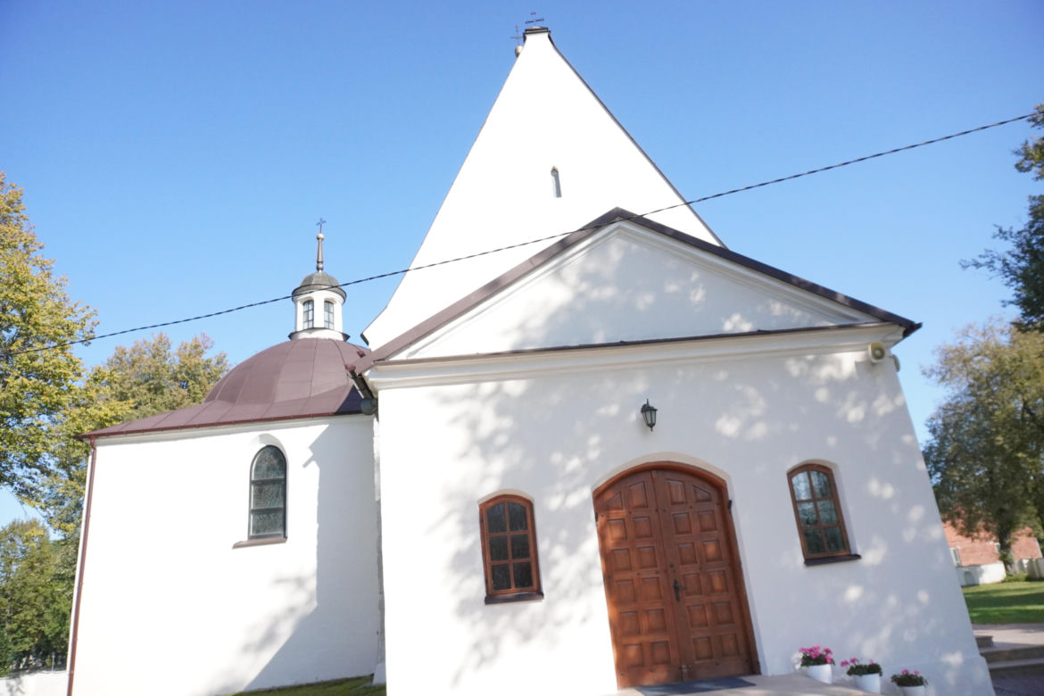 Ta mała wieś skrywa niezwykłą historię. Świątynia stoi tu od 1362 roku