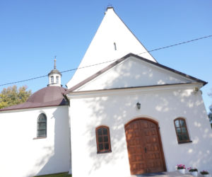 Ta mała wieś skrywa niezwykłą historię. Świątynia stoi tu od 1362 roku