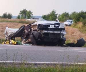 Tragiczny wypadek na DK74 w Łagowie. Nie żyje jedna osoba, droga jest całkowicie zablokowana