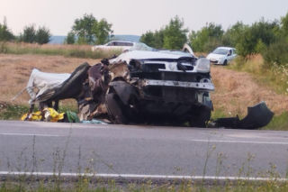 Tragiczny wypadek na DK74 w Łagowie. Nie żyje jedna osoba, droga jest całkowicie zablokowana