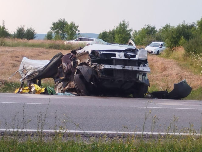 Tragiczny wypadek na DK74 w Łagowie. Nie żyje jedna osoba, droga jest całkowicie zablokowana