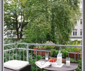 Składane meble drewniane na mały balkon w bloku w mieście