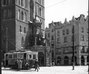 Kościół Mariacki - wejście główne i przystanek tramwajowy. Widoczny tramwaj nr 4, 1944