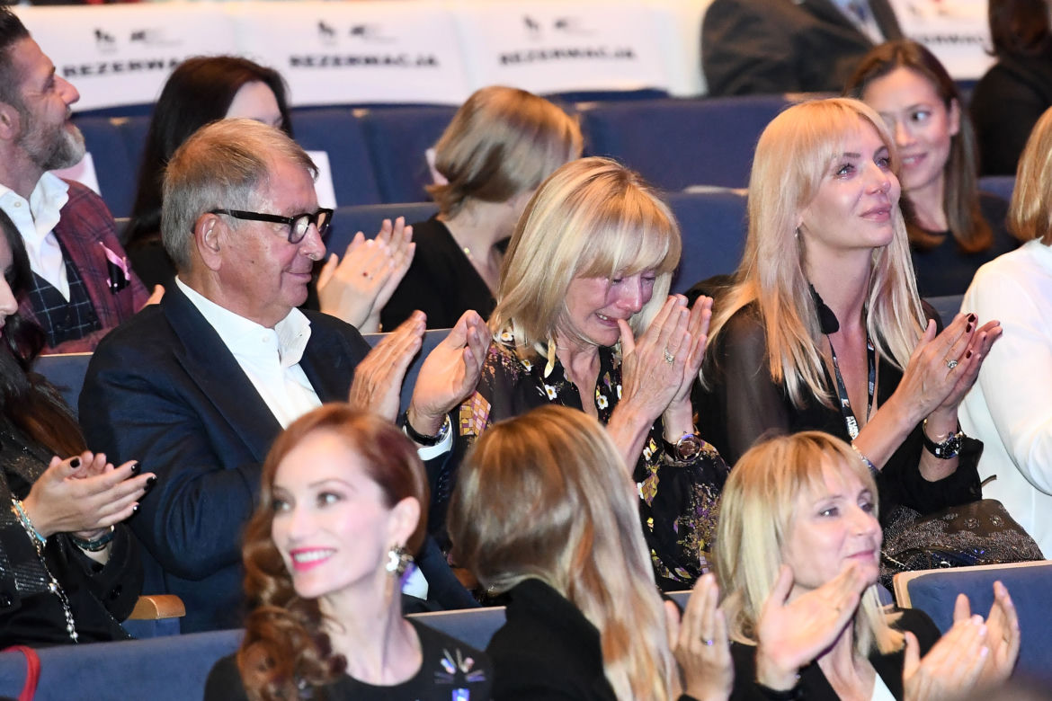 Agnieszka Woźniak-Starak płacze po projekcji filmu zmarłego męża