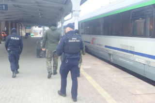 Nożownik zatrzymany w pociągu do Berlina. Trzeźwieje w celi