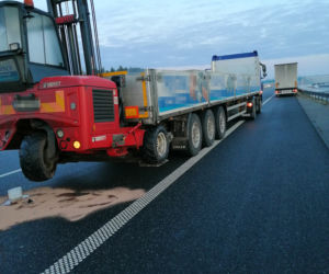 Zdarzenie czterech samochodów i lawety na autostradzie A1 [ZDJĘCIA]