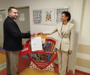 Biblioteczka z książkami dla małych pacjentów siedleckiego szpitala
