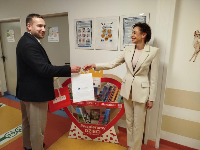 Biblioteczka z książkami dla małych pacjentów siedleckiego szpitala