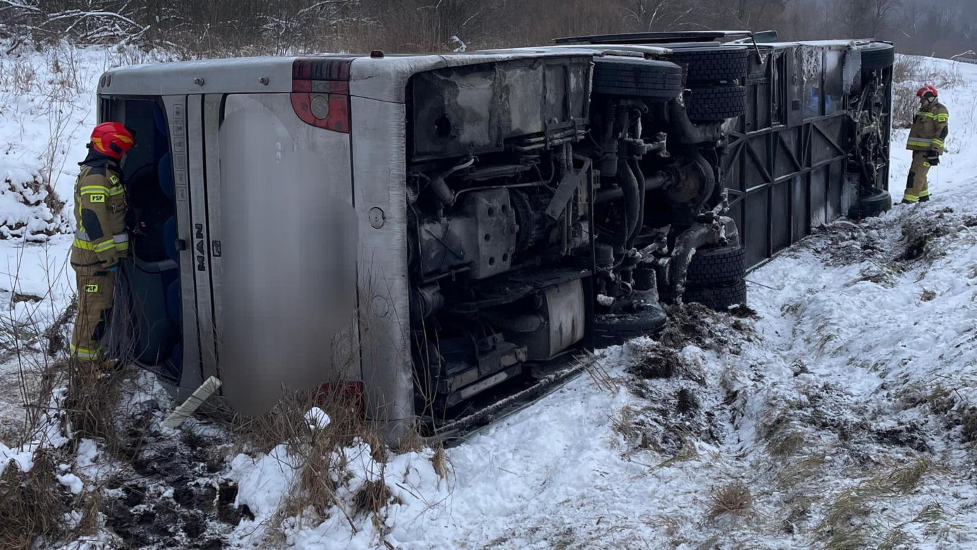 Wypadek autokaru w Bieszczadach. Poszkodowanych jest 18 osób 