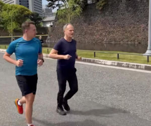 Donald Tusk biega po Tokio