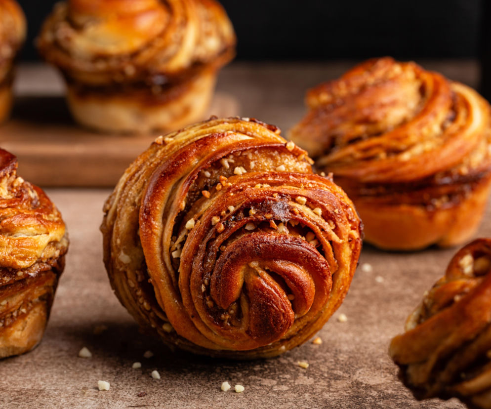 Wytrawne muffiny-cruffiny czosnkowo-serowe – chrupiące z zewnątrz, miękkie w środku