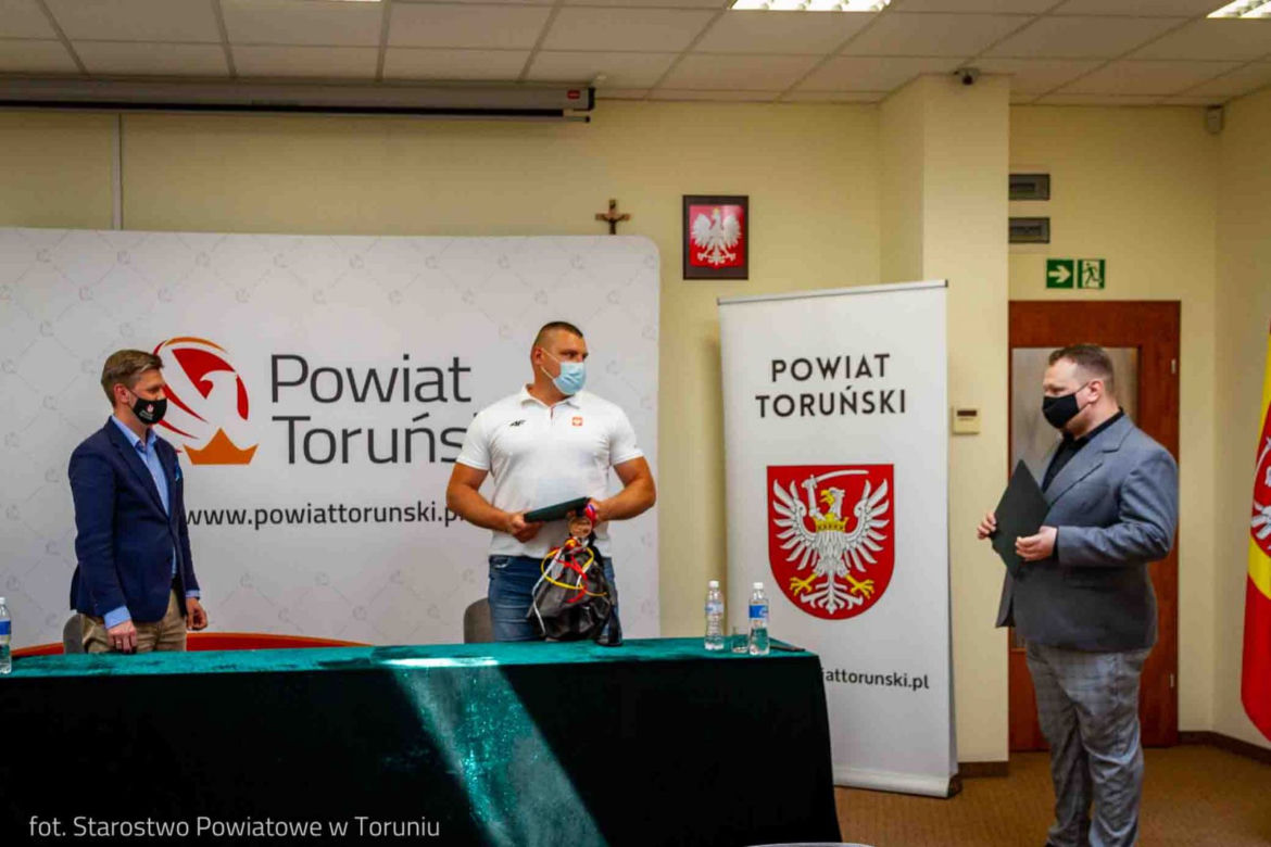 Sportowiec Piotr Kąkol z gminy Obrowo dumą regionu. Gratulacje posypały się w Starostwie Powiatowym