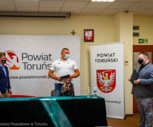 Sportowiec Piotr Kąkol z gminy Obrowo dumą regionu. Gratulacje posypały się w Starostwie Powiatowym