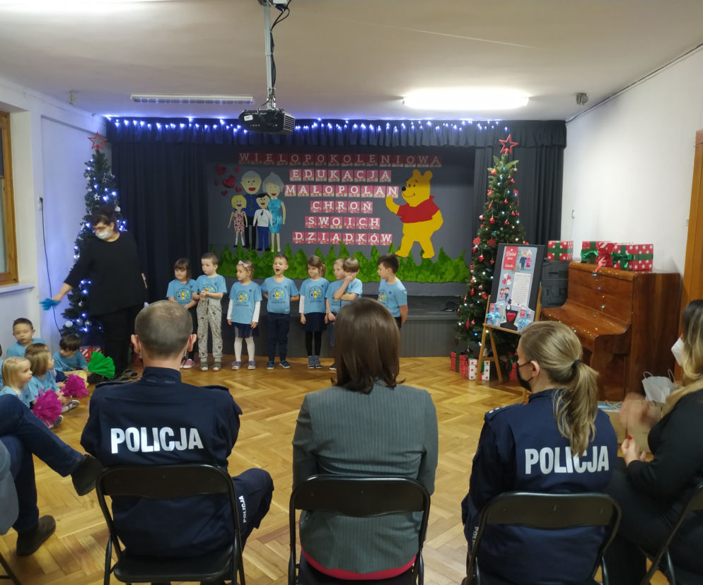 Wnuczki będą chronić babcie i dziadków przed oszustwami na wnuczka