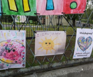 Wzruszające transparenty na płocie szpitala w Chorzowie. Przedszkolaki dziękują lekarzom!