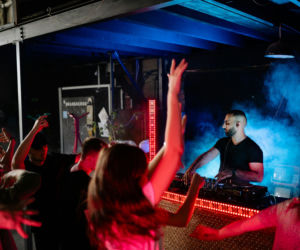 Energiczne spędzanie dnia: w jaki sposób kawa i muzyka zmieniają sposób nawiązywania więzi międzyludzkich