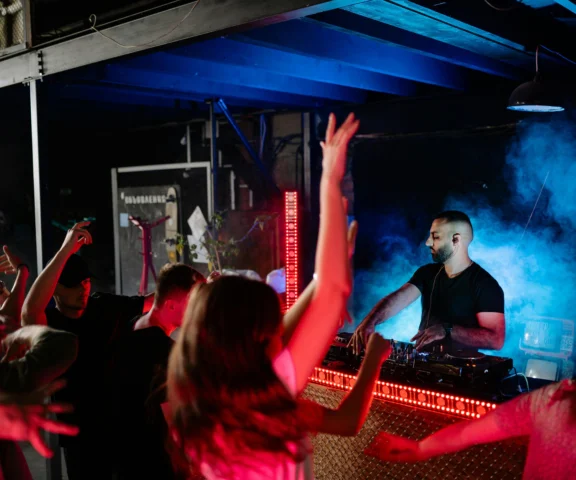 Energiczne spędzanie dnia: w jaki sposób kawa i muzyka zmieniają sposób nawiązywania więzi międzyludzkich