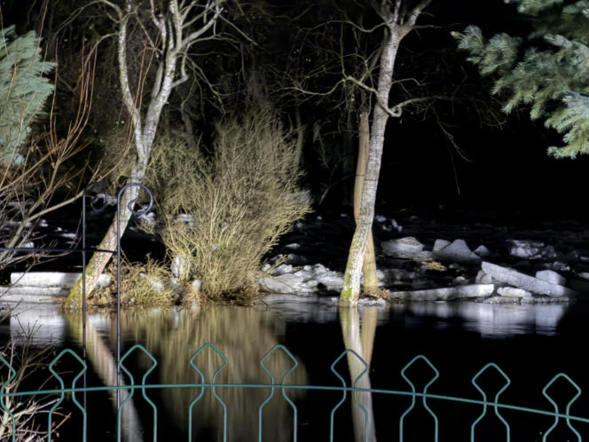Wkra powyżej poziomu alarmowego. Na miejsce ruszyli strażacy