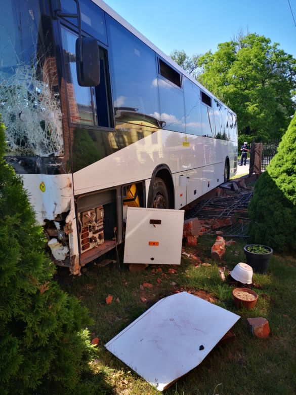 Groźny wypadek autobusu z dziećmi! Kierowca wjechał w ogrodzenie. Śmigłowiec LPR w akcji