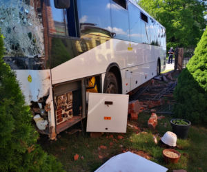 Groźny wypadek autobusu z dziećmi! Kierowca wjechał w ogrodzenie. Śmigłowiec LPR w akcji